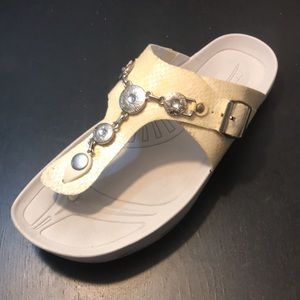 Earth 9B microfiber white sandal thong jeweled